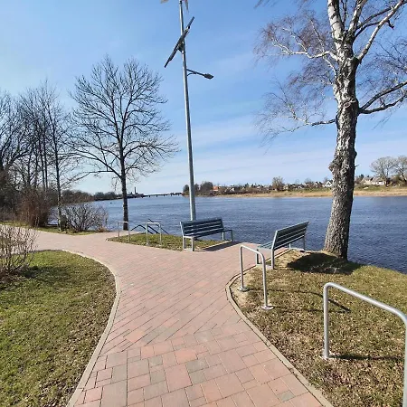 Riverside Holiday House *